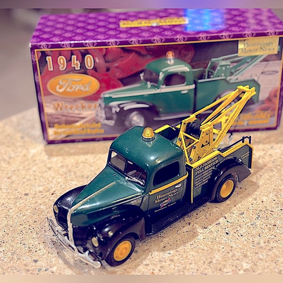 ERTL HEMMINGS MOTOR NEWS 1940 FORD TOW TRUCK WRECKER Weaver Crane DIECAST 1:25 - Picture 1 of 15